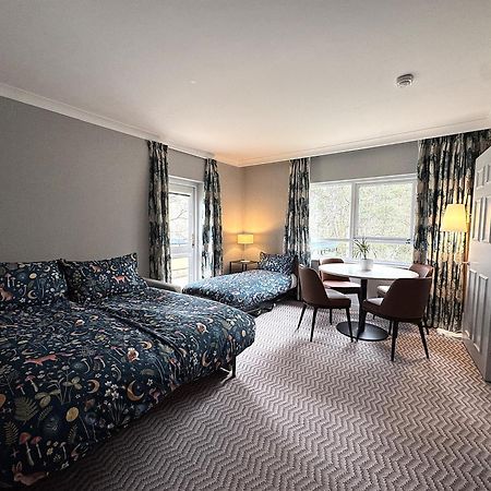 Hilton Cobham Hotel Eksteriør billede