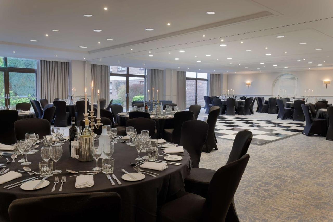 Hilton Cobham Hotel Eksteriør billede