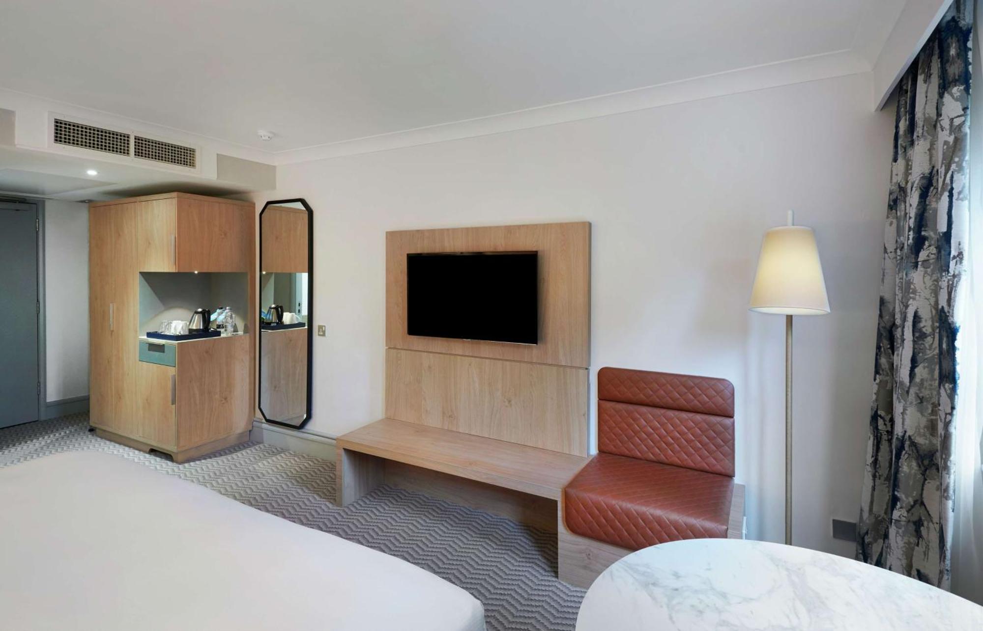 Hilton Cobham Hotel Eksteriør billede