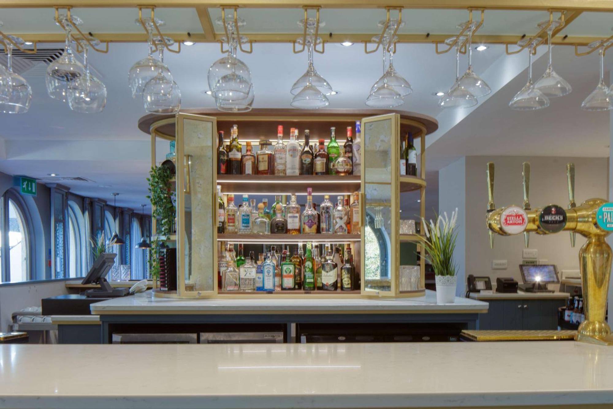 Hilton Cobham Hotel Eksteriør billede