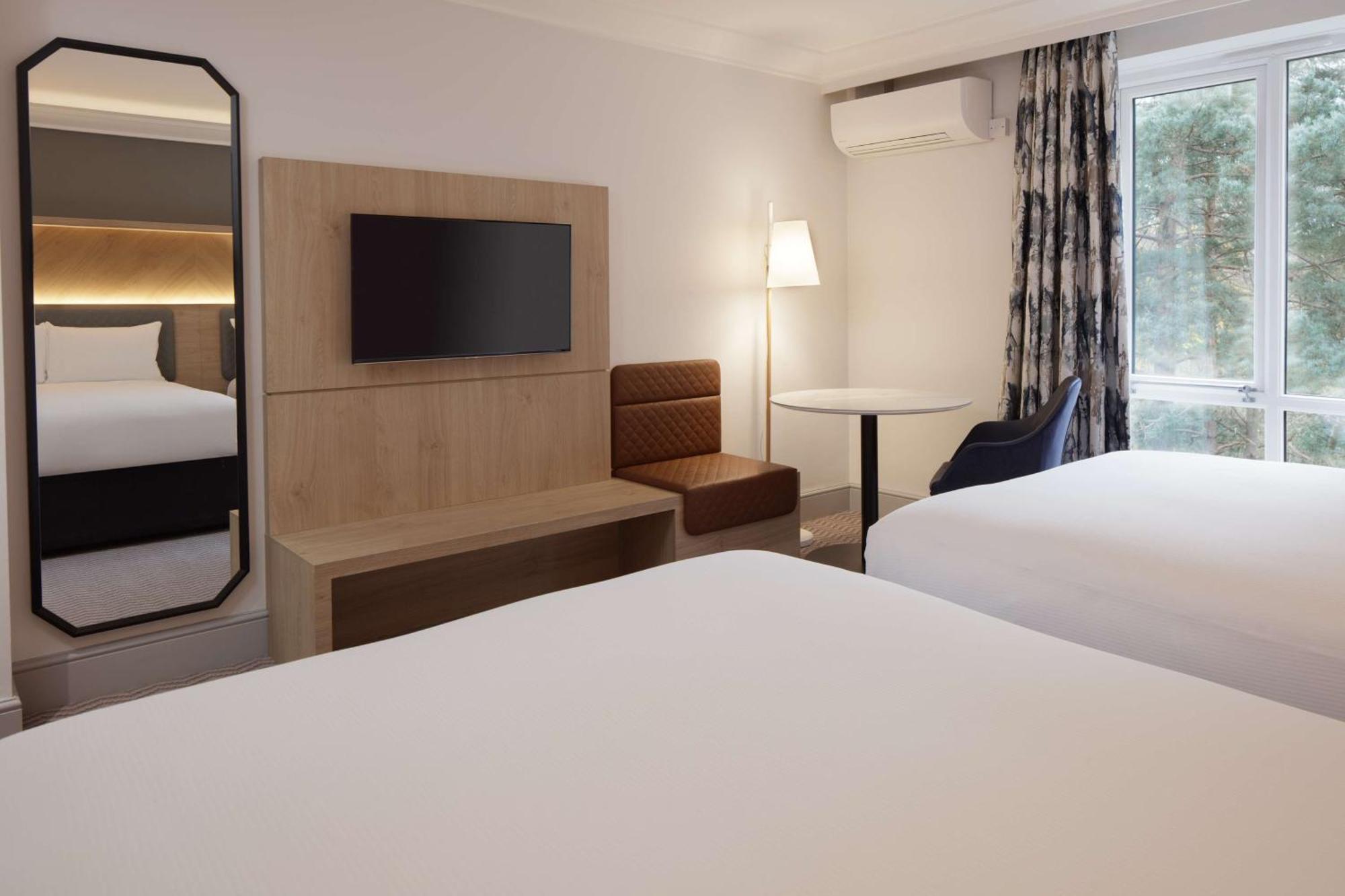 Hilton Cobham Hotel Eksteriør billede