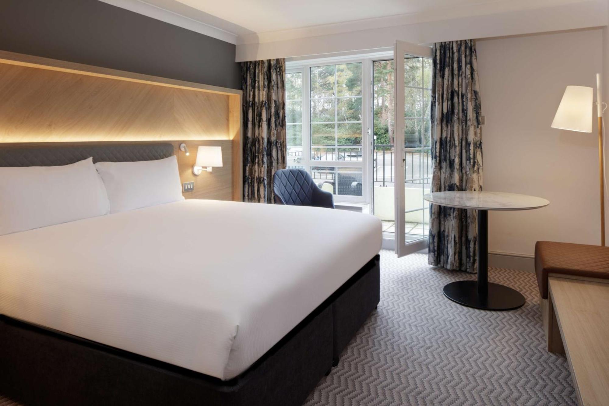 Hilton Cobham Hotel Eksteriør billede