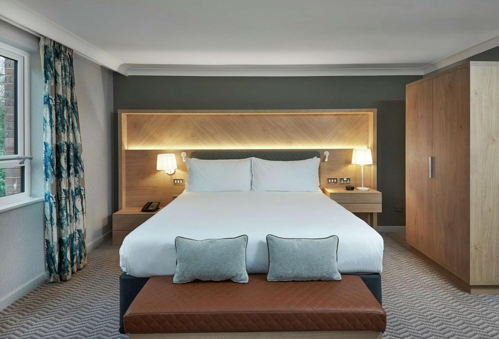 Hilton Cobham Hotel Eksteriør billede
