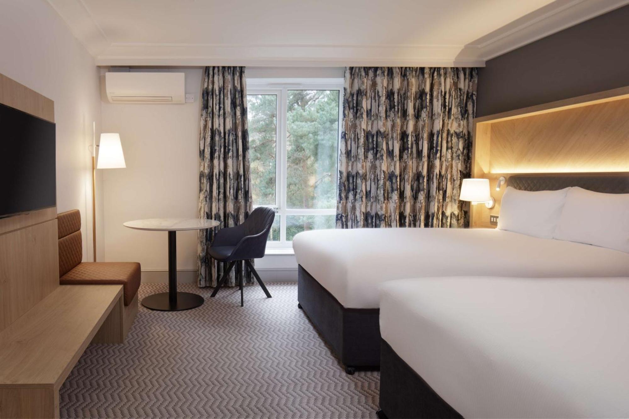 Hilton Cobham Hotel Eksteriør billede