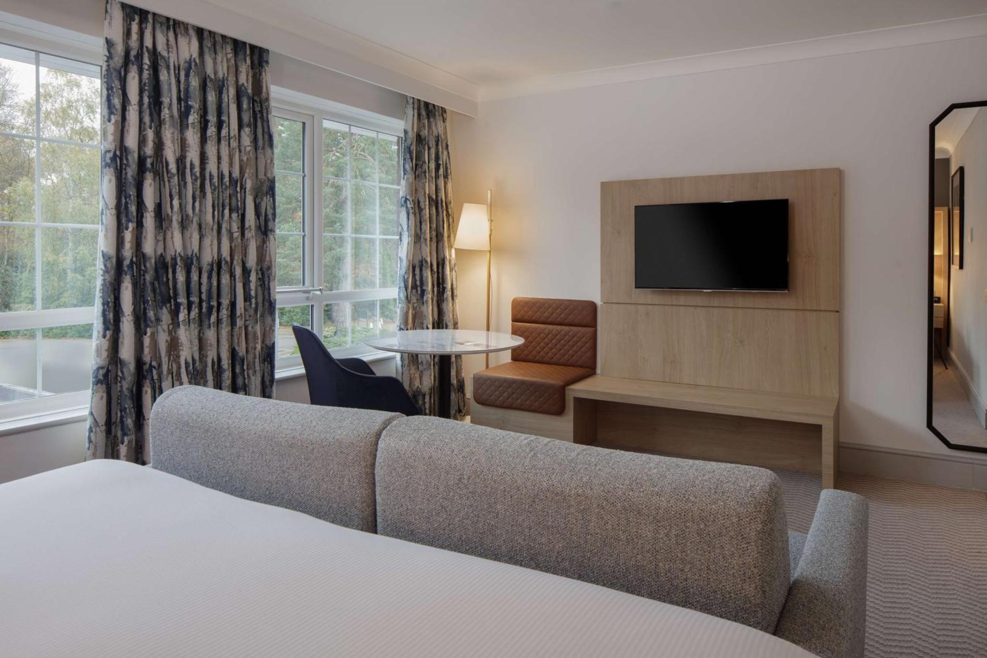 Hilton Cobham Hotel Eksteriør billede